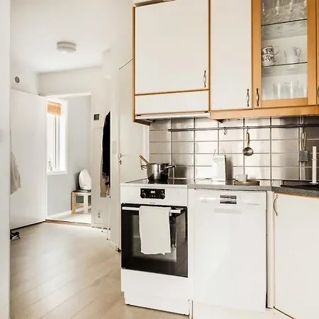 3-room - In The Middle Of Center *